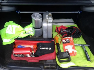 Зимний набор в багажник: что должно быть в машине зимой (чек-лист) Зимний набор в багажник: что должно быть в машине зимой (чек-лист)